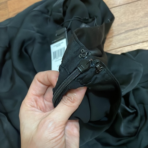 BCBGMAXAZRIA black satin skirt - Picture 4 of 5